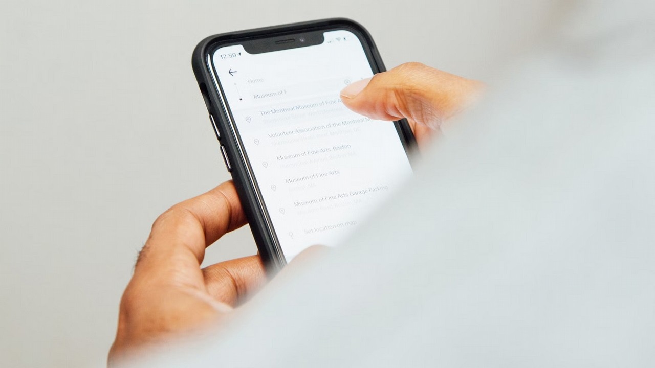Jak odinstalować aplikację na iPhone? Opisujemy krok po kroku, źródło grafiki: charlesdeluvio / Unsplash.