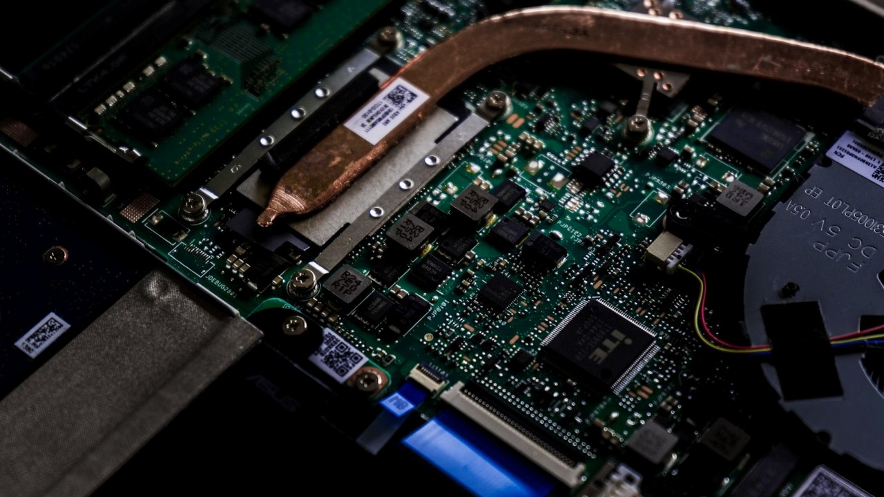 Próbował potajemnie przewieźć przez granicę chipy i komponenty za 14 milionów dolarów, ale wszystko poszło nie tak, źródło grafiki: Artiom Vallatl Unsplash.com; 2021.