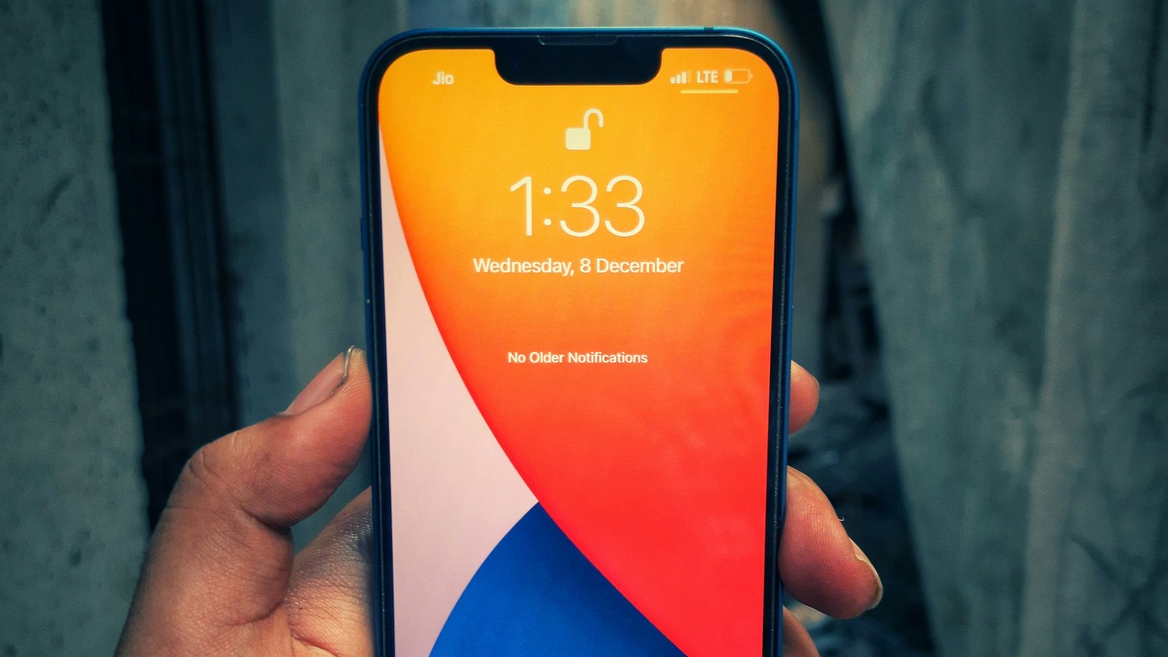 Nowości iOS 18.3 w skrócie: Czy aktualizacja iPhone'a jest tego warta?, źródło grafiki: Faraz Arshad | Unsplash.