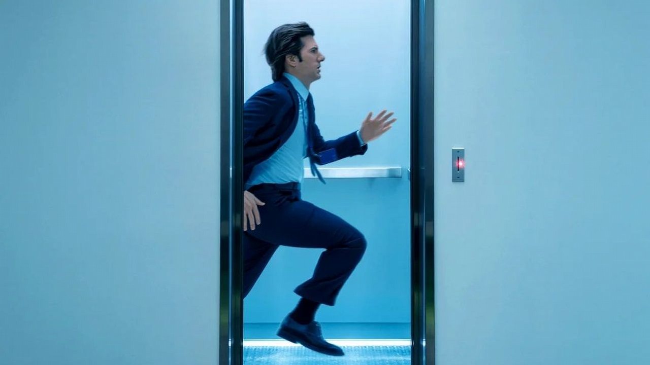 W ten weekend premiera 2. sezonu prawdopodobnie najlepszego serialu sci-fi Apple TV+. Po 3 latach wreszcie doczekaliśmy się powrotu znakomitego Rozdzielenia, źródło grafiki: Rozdzielenie, Dan Erickson, Apple Studios, 2025.