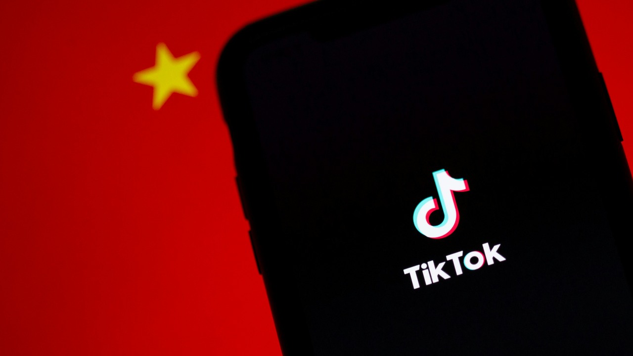 TikTok oficjalnie zbanowany w Stanach Zjednoczonych. Apple już usunęło aplikację z App Store, źródło grafiki: Solen Feyissa | Unsplash.