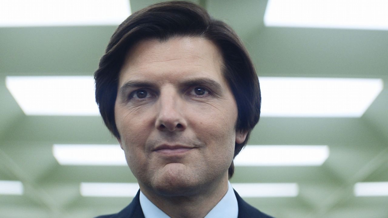 „To szalone". Nowe narzędzie AI wymieniło Adama Scotta na Keanu Reevesa w 2. sezonie Rozdzielenia, fani zaniepokojeni możliwościami sztucznej inteligencji, źródło grafiki: Rozdzielenie, Dan Erickson, Apple Studios, 2025.