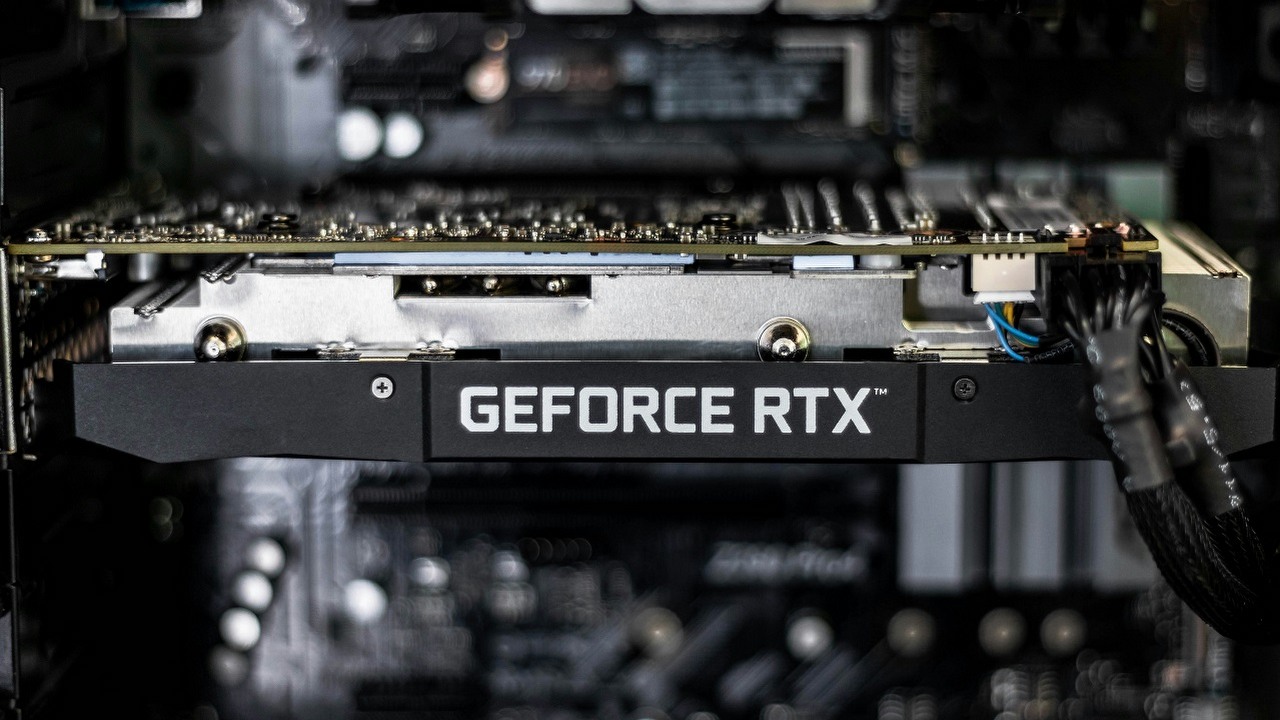 RTX 50 od MSI dostanie specjalne przewody z żółtymi końcówkami; mają zmniejszyć ryzyko niepoprawnego podłączenia i topienia się złącz, źródło grafiki: Unsplash | Christian Wiediger..