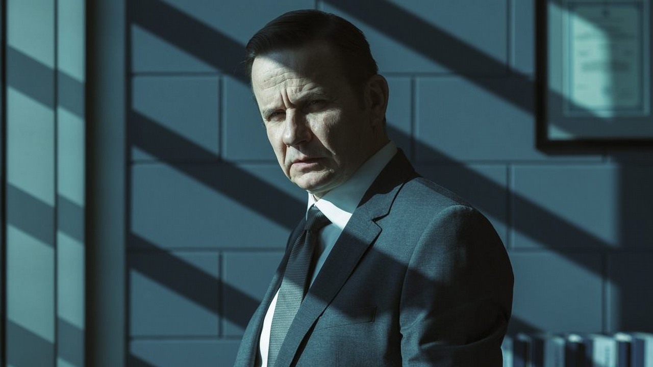 Przesmyk to nowy polski serial sensacyjny o środowisku szpiegowskim. Thriller z Leną Górą i Leszkiem Lichotą wygląda obiecująco, źródło grafiki: Przesmyk, Jan P. Matuszyński, Max, 2025.