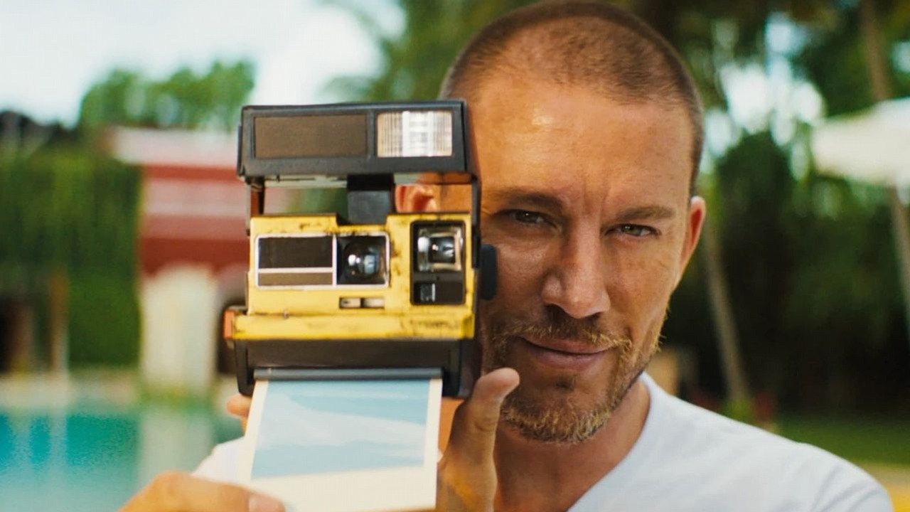 W ten weekend obejrzysz przewrotny thriller psychologiczny z Channingiem Tatumem. Mrugnij dwa razy podbija streaming i jest numerem 1 w 55 krajach, źródło grafiki: Mrugnij dwa razy, Zoe Kravitz, 2024.