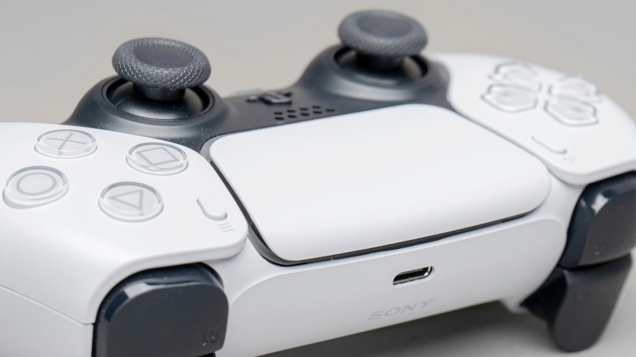 Przycisk „X” na kontrolerze PS5 w rzeczywistości nazywa się inaczej niż myśli większość - przynajmniej według PlayStation, źródło grafiki: Krzysztof Hepner, Unsplash.
