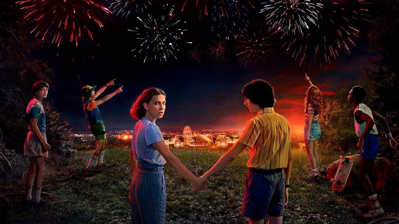 Stranger Things 5 może zostać podzielone na dwie części. Netflix nie potwierdził jeszcze doniesień co do premiery finałowego sezonu, ale fani hitu s-f już się wściekają, źródło grafiki: Stranger Things, Ross Duffer, Netflix, 2016.