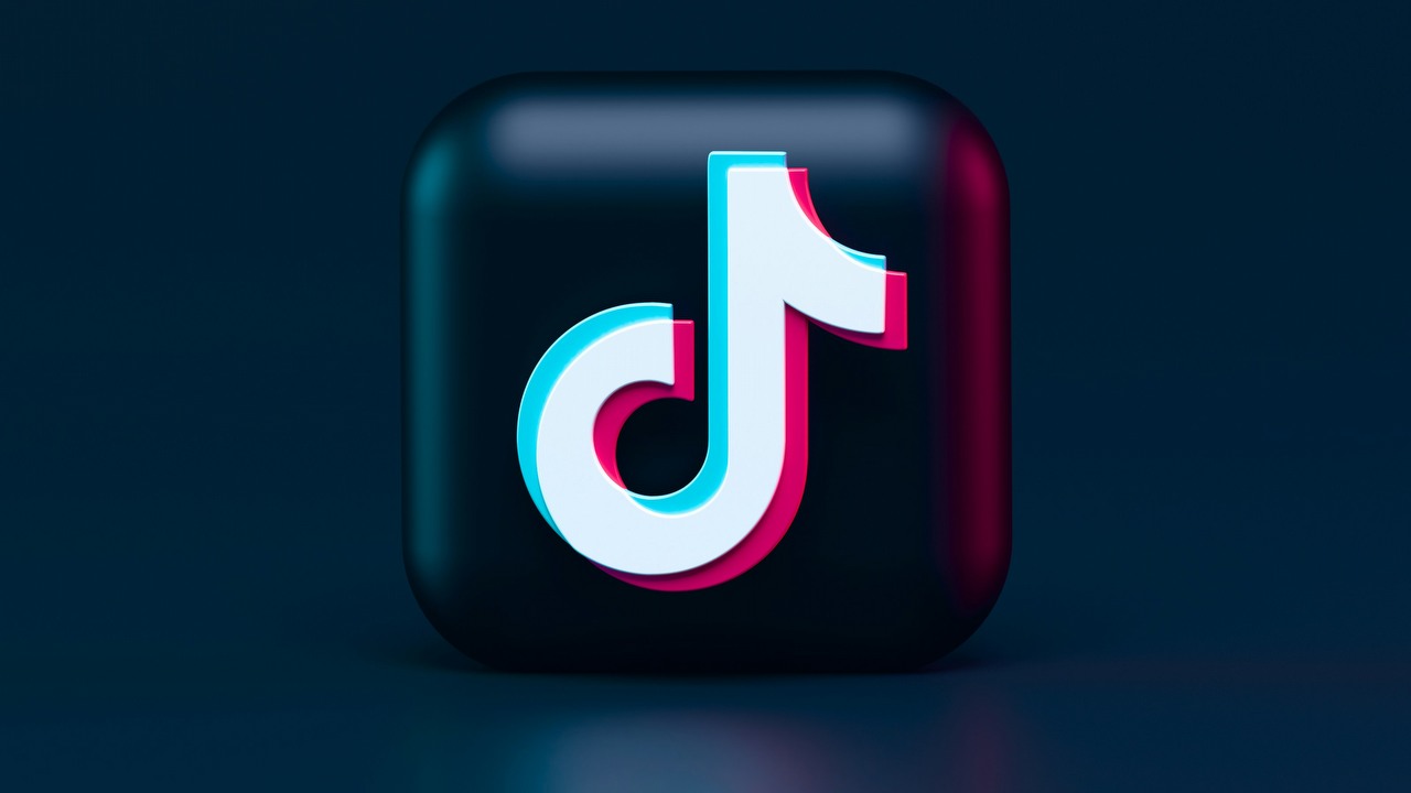 TikTok może trafić w ręce Microsoftu? Przyszłość platformy nadal stoi pod znakiem zapytania, źródło grafiki: Unsplash | Alexander Shatov.