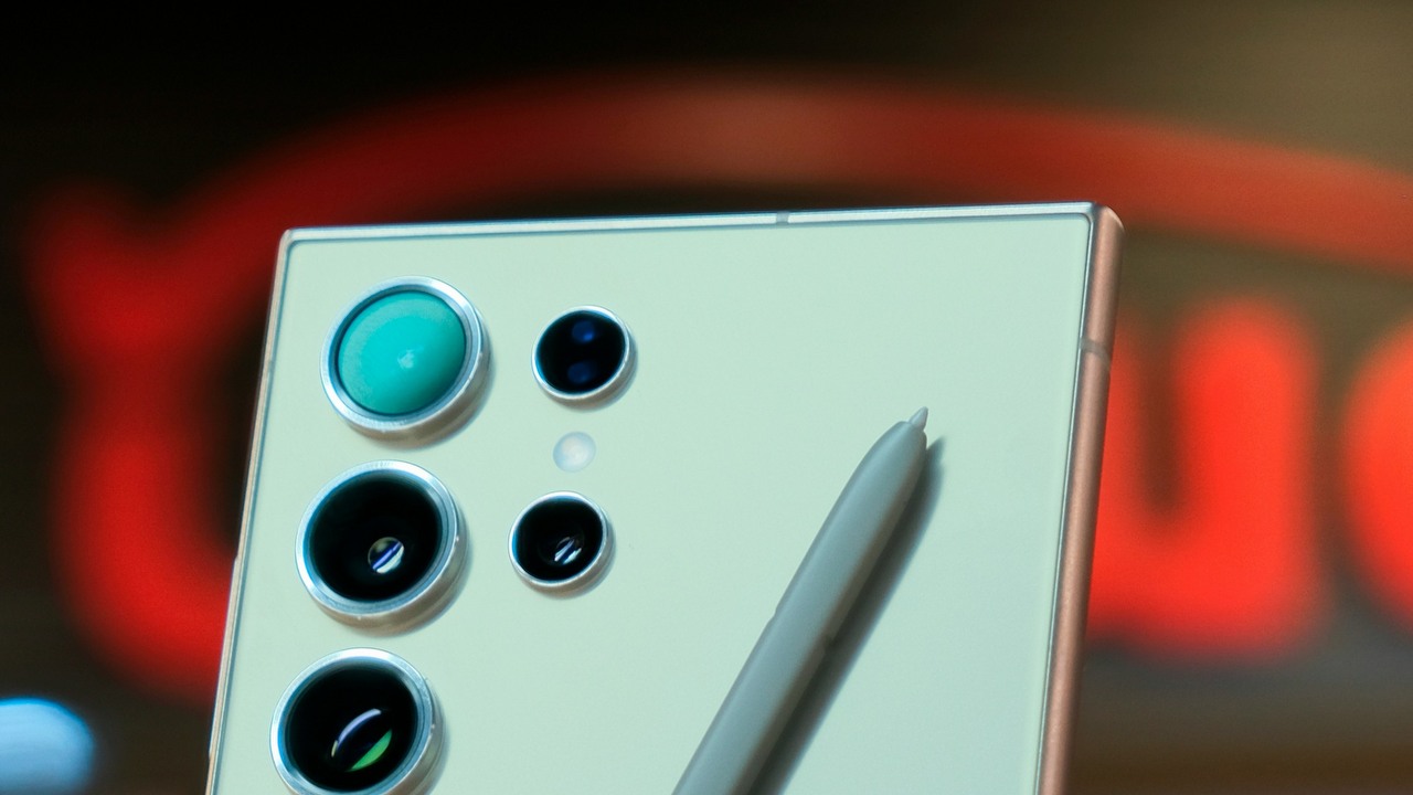 S25 Ultra: Samsung usunął Bluetooth z rysika S Pen z prostego powodu - mniej niż 1 procent korzystał z jego funkcji, źródło grafiki: Zana Latif | Unsplash.