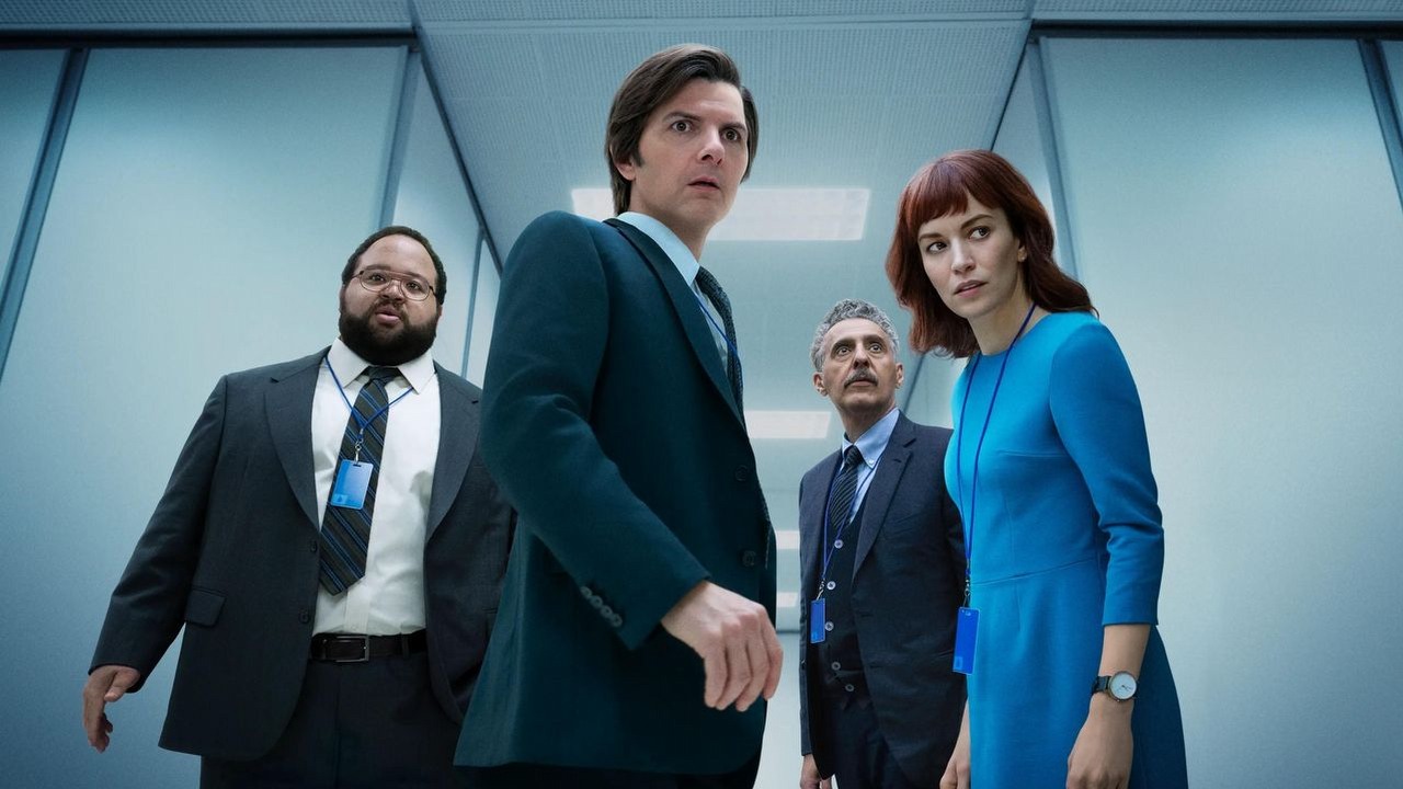 Nr 1 w prawie 50 krajach: serial s-f wrócił z rewelacyjnym 2. sezonem i podbija listy przebojów streamingu, choć twórca obawiał się, czy ktokolwiek obejrzy 1. serię Rozdzielenia, źródło grafiki: Rozdzielenie, Ben Stiller, Apple, 2025.