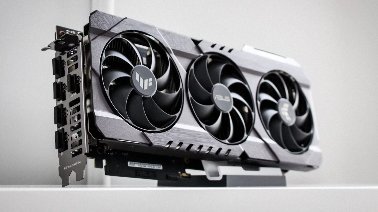 To zdjęcie RTX 5080 w obudowie uświadamia, jak urosły karty graficzne na przestrzeni ostatnich lat, źródło grafiki: Thomas Foster; Unsplash.com; 2021.