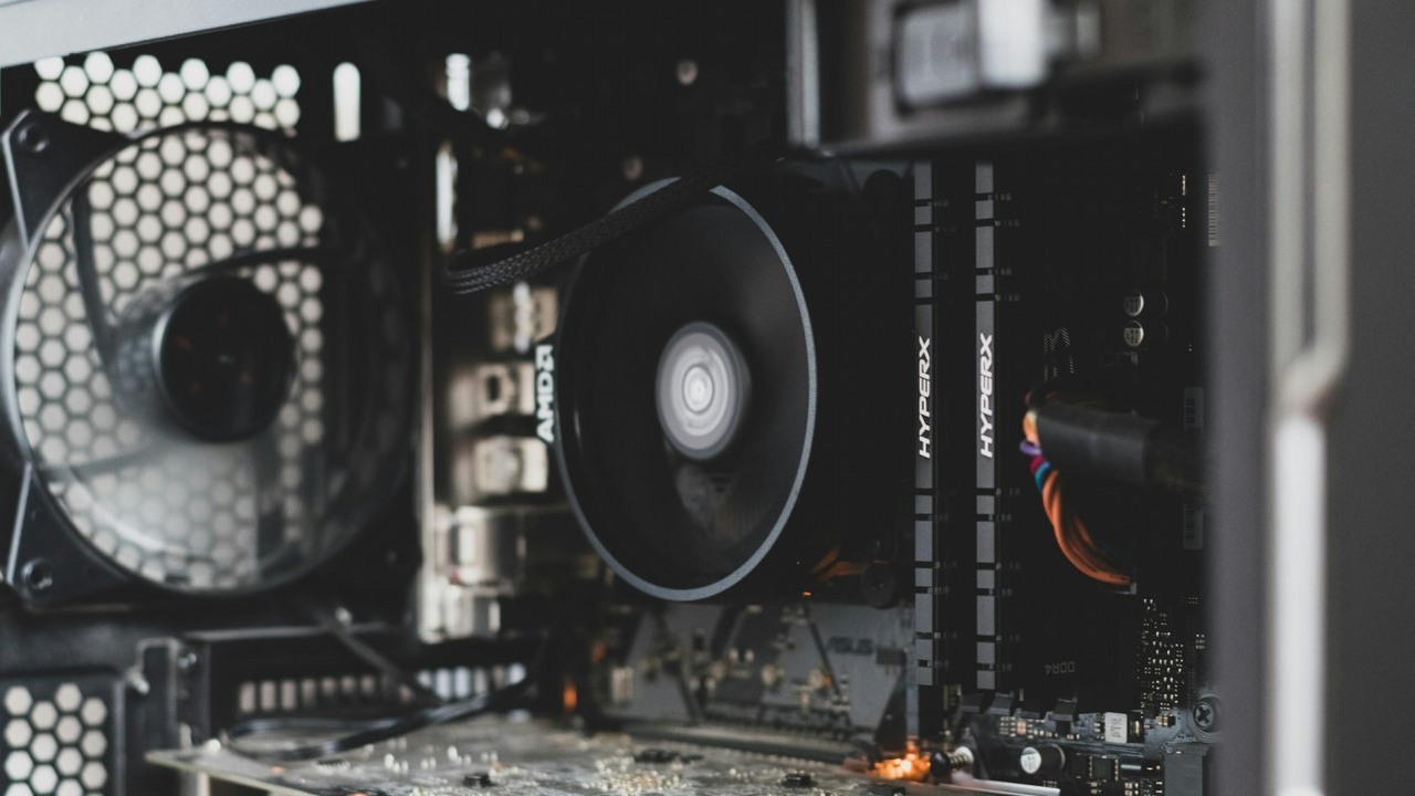 Gracz wymienił procesor w komputerze, ale zapomniał o ważnym szczególe - folii ochronnej, źródło grafiki: Erik Gazi | Unsplash.