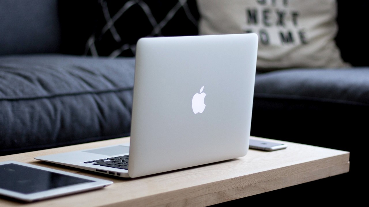 Apple odmówiło naprawy jego Macbooka Pro, mimo wykupionego AppleCare+. Czy ta usługa nie zawsze się sprawdza?, źródło grafiki: Ruthson Zimmerman, Unsplash.