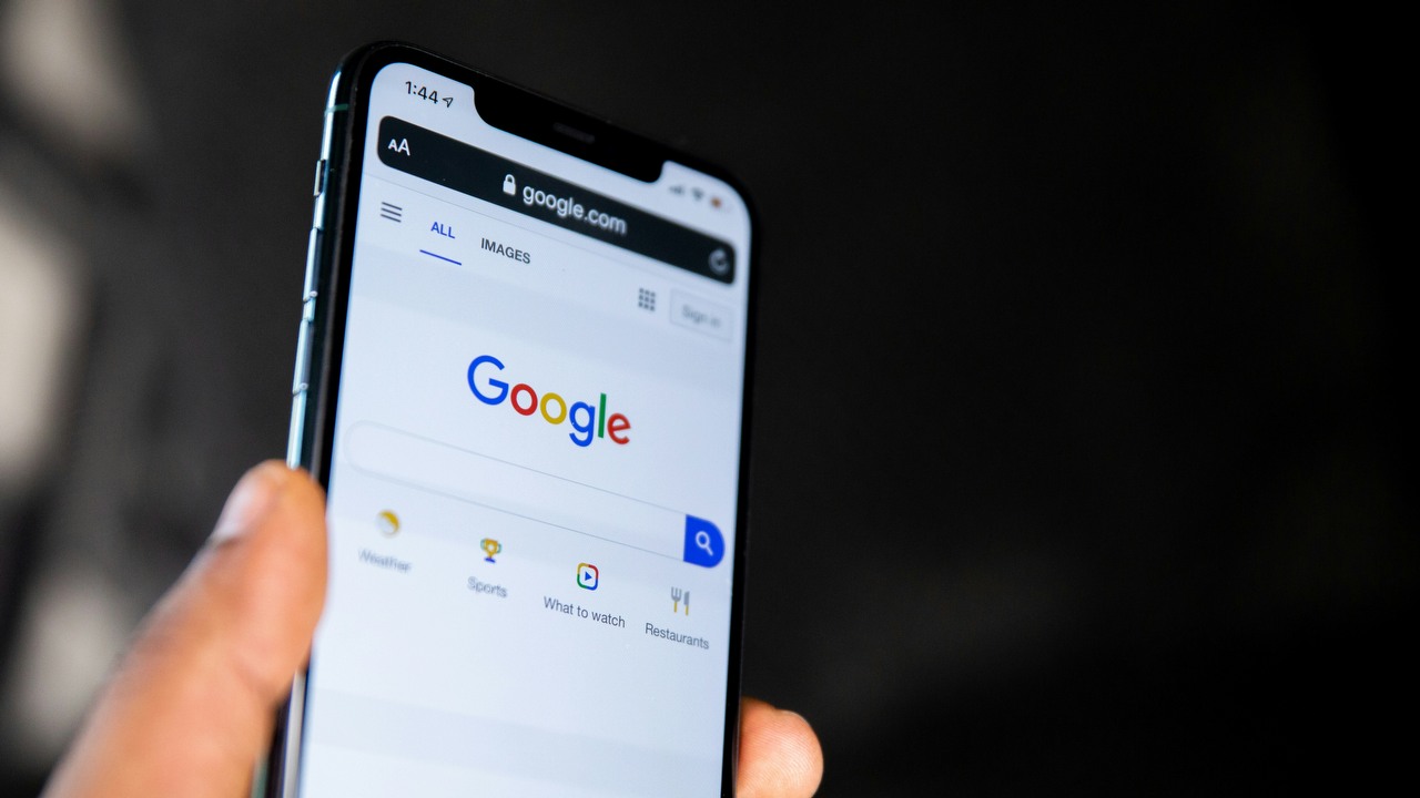 Gdy Chiny pracują nad tanim AI, Google może wydać nawet 75 miliardów dolarów na rozwój technologii, źródło grafiki: Unsplash | Solen Feyissa.