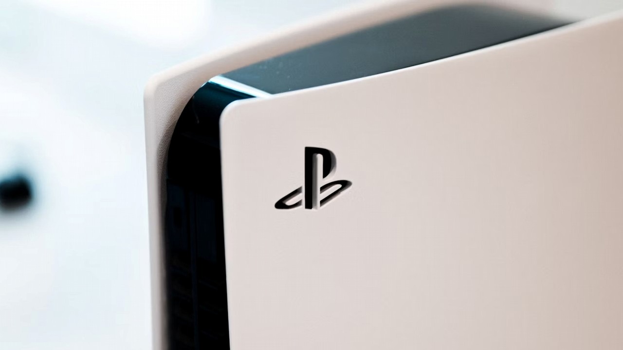Konsolowa wpadka na Amazonie: Gracz zamawia PS5, ale dostaje opakowanie PS4, a w środku jest całkowicie brudne PS3, źródło grafiki: Charles Sims; Unsplash.com; 2020.
