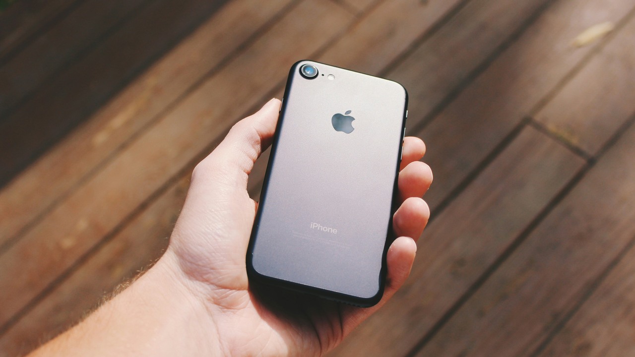 To, co Apple wprowadzi w ciągu najbliższych kilku miesięcy, może stać się jednym z najpopularniejszych iPhone'ów ostatnich lat, źródło grafiki: Noah Silliman | Unsplash.