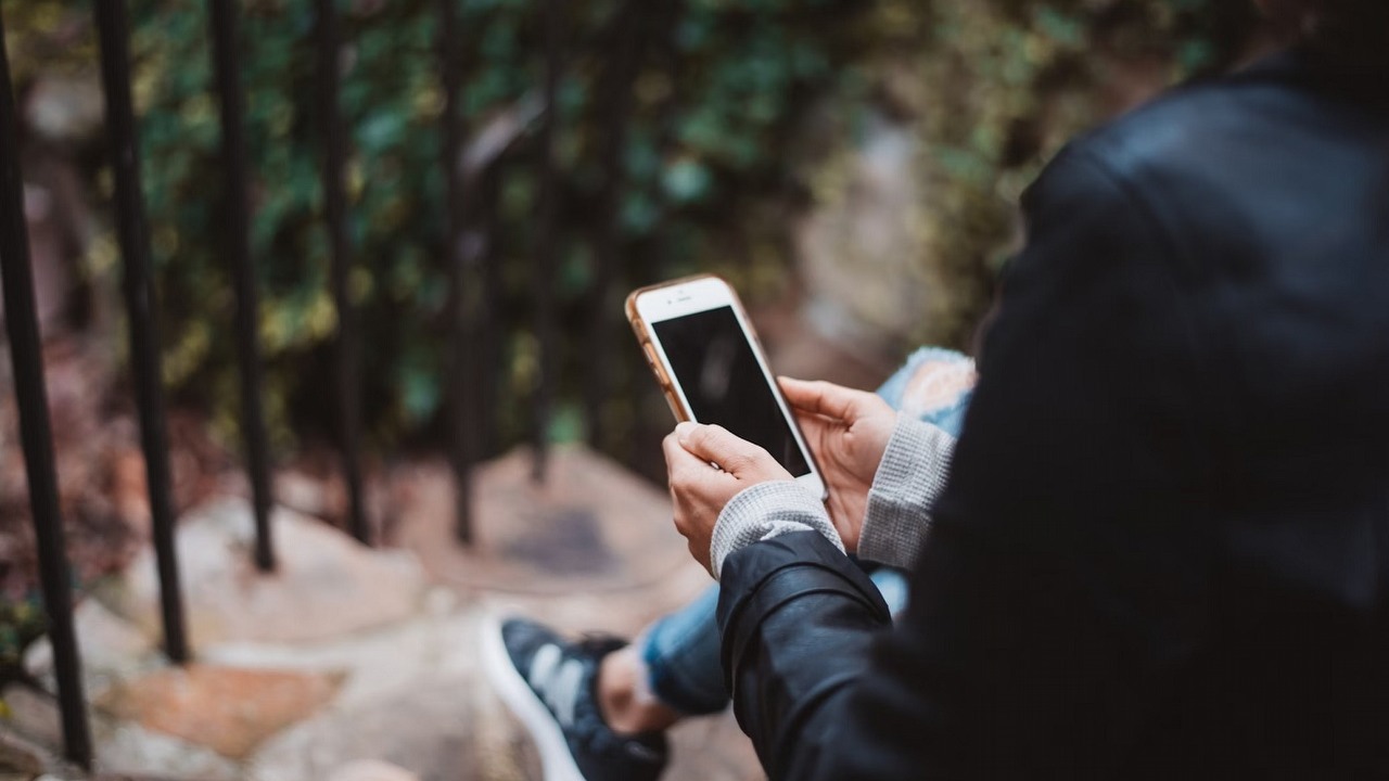 Jak zrobić przelew na telefon BLIK? Odpowiadamy, źródło grafiki: Chad Madden / Unsplash.