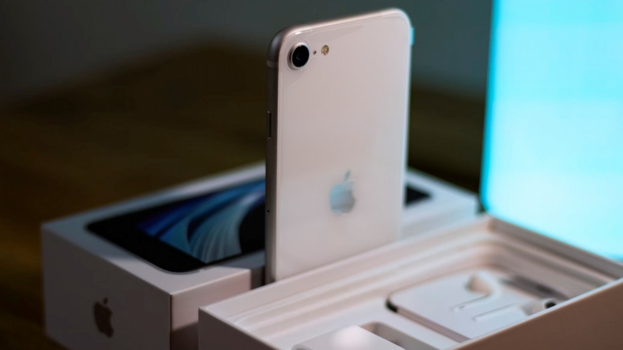 Najbardziej budżetowy iPhone SE 4 nadchodzi. Premiera jeszcze w lutym, źródło grafiki: AB; Unsplash.com; 2020.