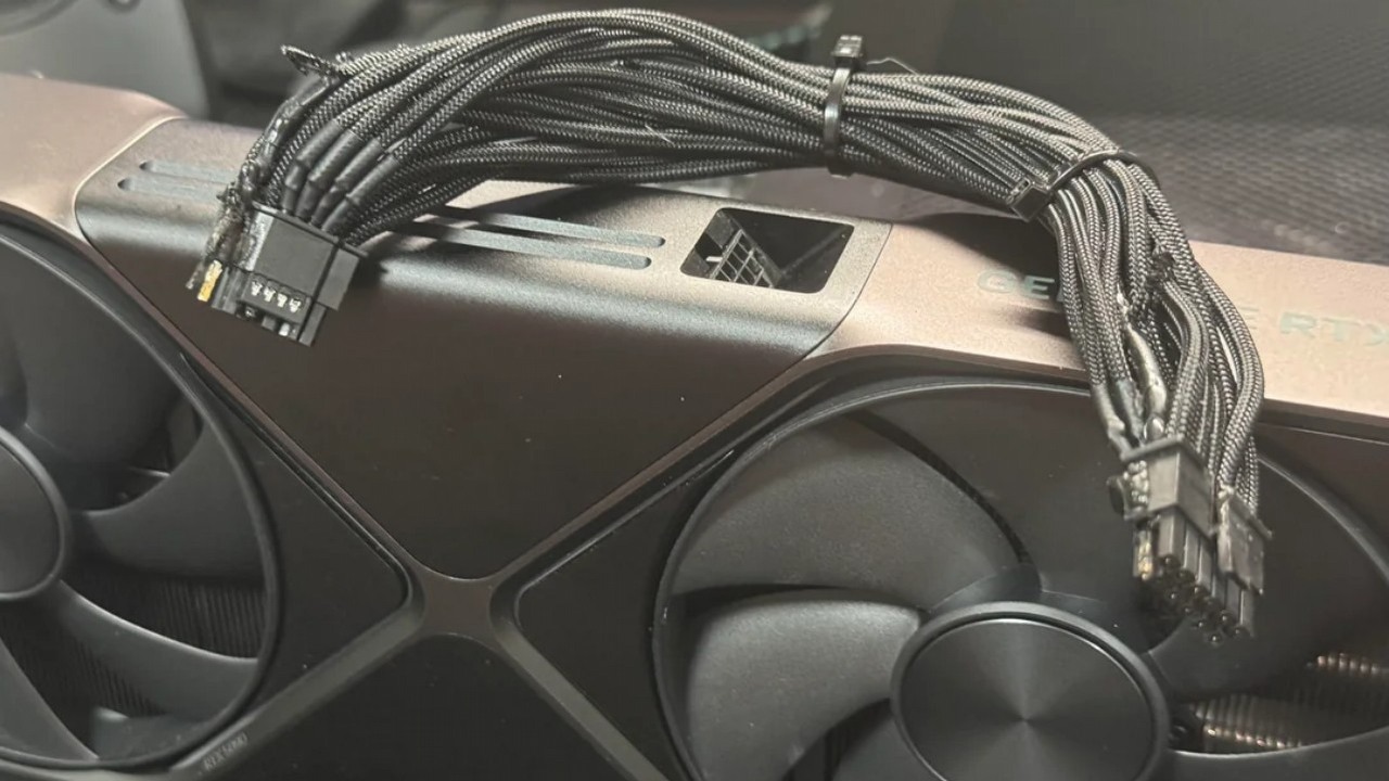 Pierwsze przypadki zniszczonych RTX-ów 5090. Winne nieoryginalne kable 12V-2x6, źródło grafiki: Reddit.