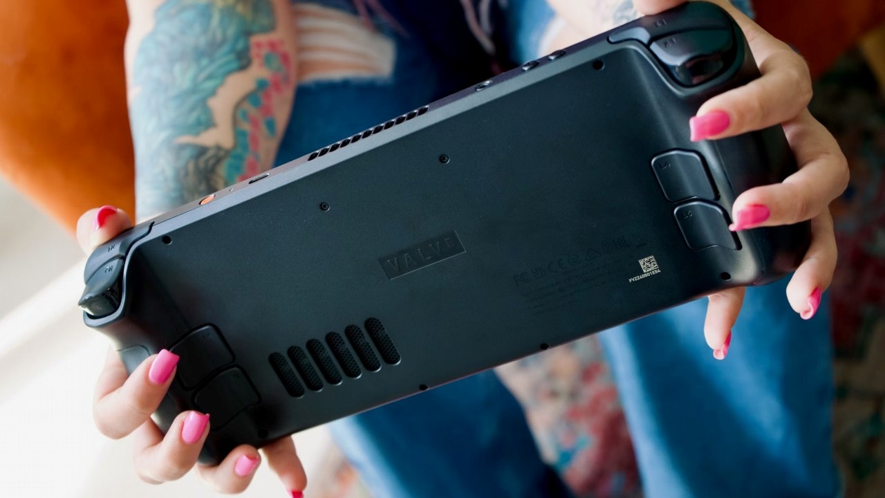 Sprzedał 20000 kart kolekcjonerskich Steam, żeby kupić Steam Decka. Drugiego chciał podarować dzieciom, ale wiecie, wychodzi nowa Yakuza, źródło grafiki: Georgiy Lyamin; Unsplash.com; 2024.