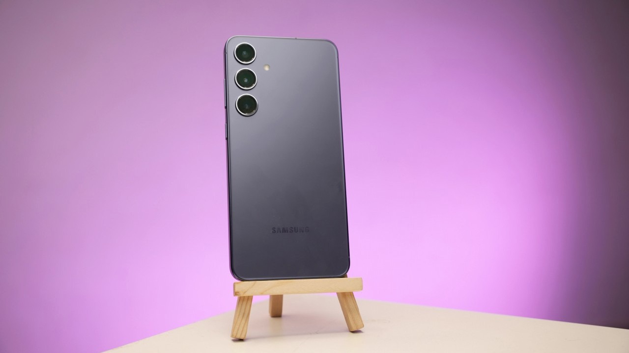 Galaxy S26 może dostać nawet o 40% wiekszą baterię; wszystko dzięki rewolucyjnej technologii, źródło grafiki: Dhruv Vishwakarma, Unsplash.