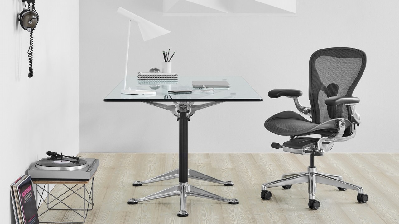 Rok na jednym z najdroższych foteli biurowych - ekspert twierdzi, że jest warty każdej złotówki, źródło grafiki: Herman Miller.