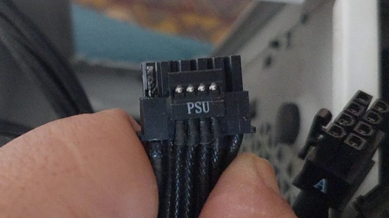 Kolejny przypadek stopionego złącza; tym razem jest to RTX 5080, źródło grafiki: Reddit.