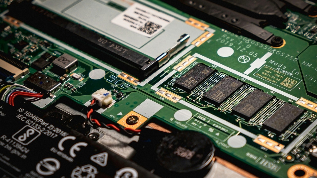 Nawet 4 terabajty VRAM? Nowa technologia od SanDisk może na to pozwolić, źródło grafiki: Daniel Shapiro, Unsplash.