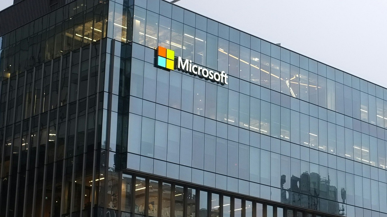 W 1980 roku Bill Gates oddał 8,75% udziałów w Microsoftu, aby podpisać kontrakt ze swoim przyjacielem: dziś Steve Ballmer jest bogatszy od Gatesa, źródło grafiki: Unsplash | Matthew Manuel..
