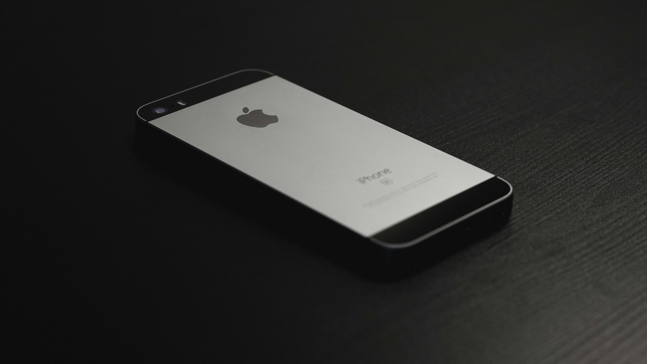 Czy iPhone 5S sprawdzi się w 2025 roku? Test 12-letniego smartfona, źródło grafiki: Unsplash | Christian Allard.