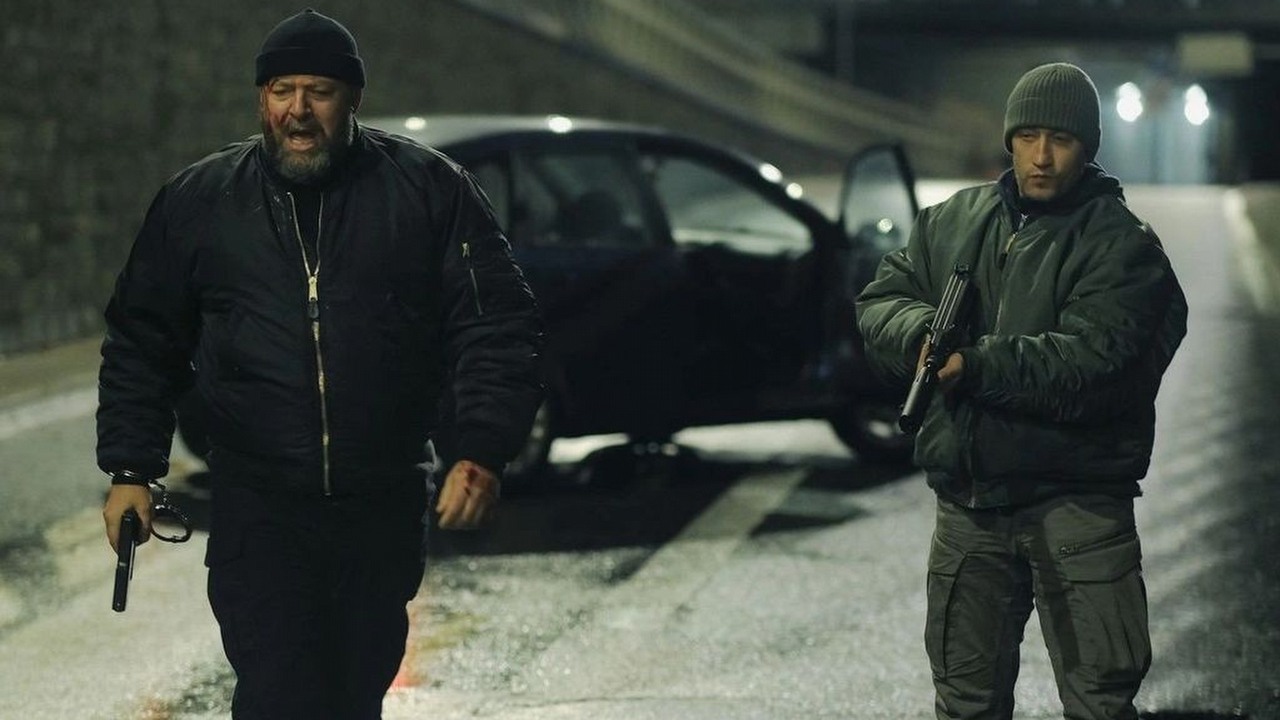 Mniej niż 2 tygodnie dzielą nas od premiery 3. sezonu jednego z najlepszych polskich seriali kryminalnych ostatnich 10 lat. Bohaterowie Krew z krwi wracają na nowym plakacie, źródło grafiki: Krew z Krwi, Michał Rogalski, TVP, 2025.