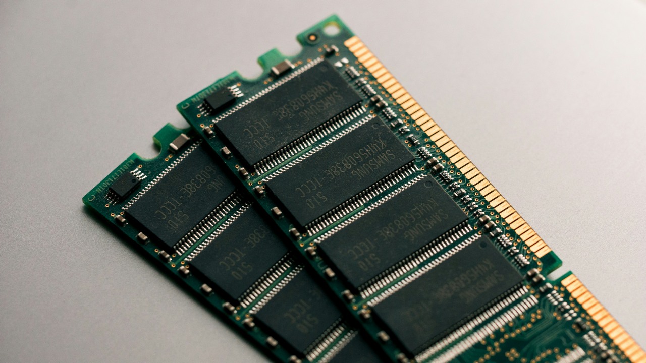 Czas pożegnać się z pamięcią DDR4 i DDR3; giganci mogą zakończyć produkcję jeszcze w tym roku, źródło grafiki: Harrison Broadbent | Unsplash.