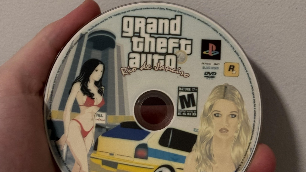 Ta płyta PS2 z grą „GTA Rio De Janeiro” wygląda po prostu niesamowicie - i faktycznie działa na niektórych konsolach, źródło grafiki: u/Worldly-Start8229 | Reddit.