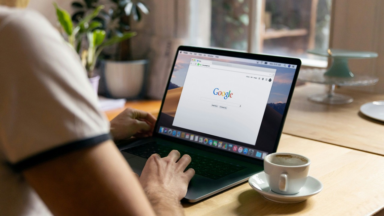Google śledzi teraz wszystkie urządzenia i nic nie możesz na to poradzić - co musisz wiedzieć, źródło grafiki: Firmbee.com | Unsplash.