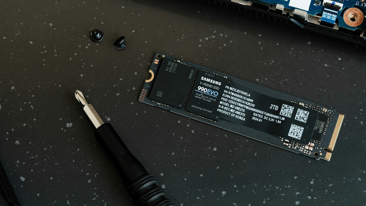 Gracz zastanawia się, dlaczego jego dysk twardy o pojemności 20 TB nie działa - kiedy jego syn go otwiera, znajduje tylko 6 żelaznych odważników, źródło grafiki: Unsplash | Samsung Memory.