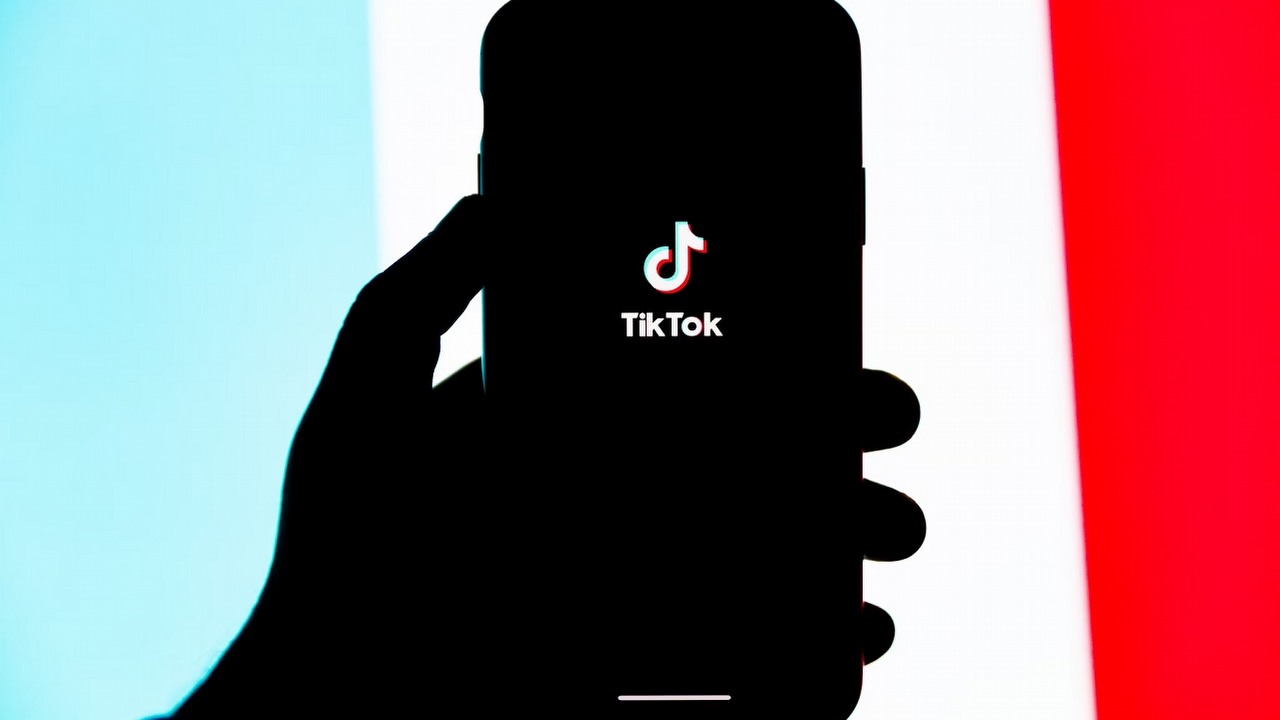 Jak usunąć konto na TikToku? Opisujemy krok po kroku, źródło grafiki: Solen Feyissa / Unsplash.