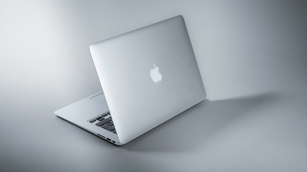 MacBooki jednak w programie „Laptop dla nauczyciela”; pierwsze sklepy akceptują bon na 2500 złotych, źródło grafiki: fot. Unsplash | Maxim Hopman.