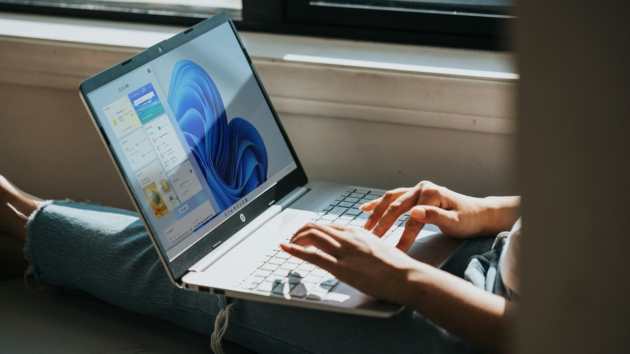Windows 11: Microsoft usprawnia menu Start i ułatwia udostępnianie plików, źródło grafiki: Unsplash | Windows.