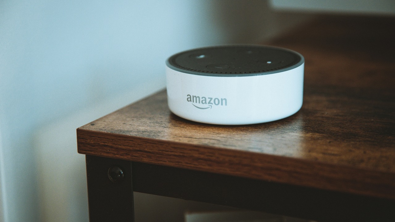 Amazon prezentuje rozwiązania rodem z dystopijnych filmów sci-fi. Nowa wersja Alexy skorzysta z AI, źródło grafiki: Unsplash | Nicolas J Leclercq.