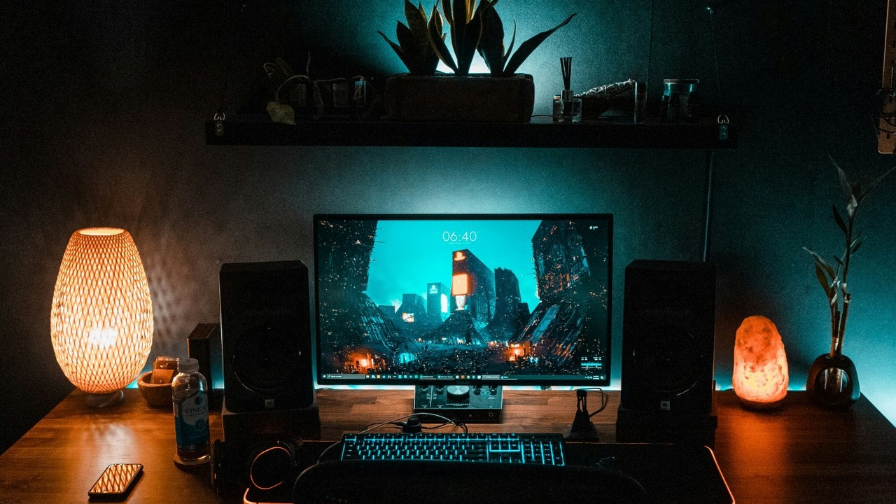 Gracz konsolowy wraca do PC po 10 latach przerwy, kupując sprzęt za 16 tys. złotych. Wszyscy komentują jego biurko z Ikei, źródło grafiki: Omar Prestwich, Unsplash.