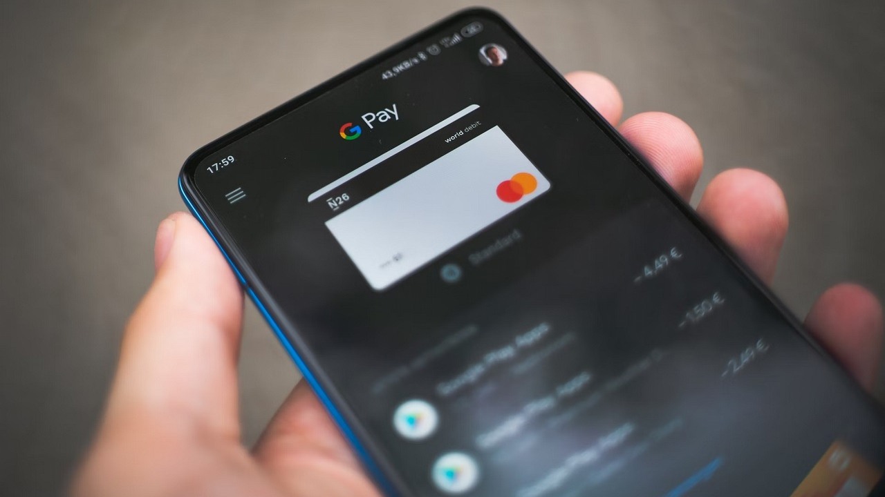 Jak płacić telefonem z Androidem przy pomocy Portfela Google? Opisujemy krok po kroku, źródło grafiki: Mika Baumeister / Unsplash.