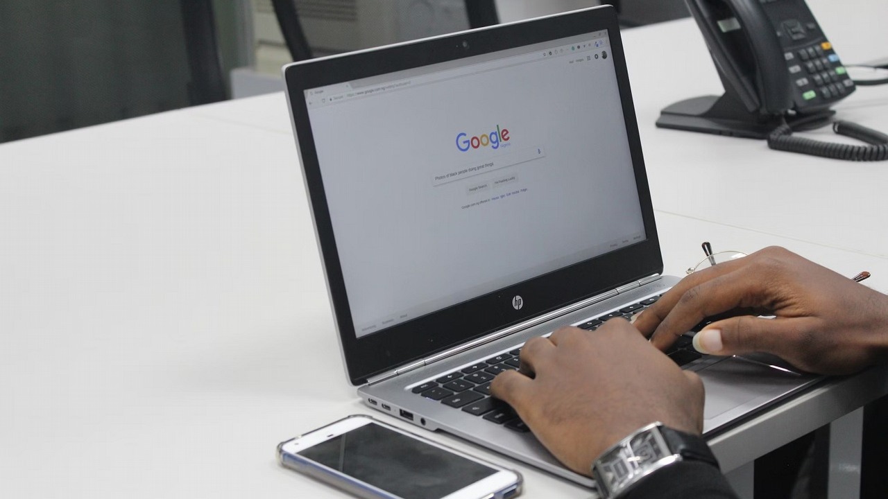 Jak sprawdzić moją aktywność w Google? Opisujemy krok po kroku, źródło grafiki: Benjamin Dada / Unsplash.
