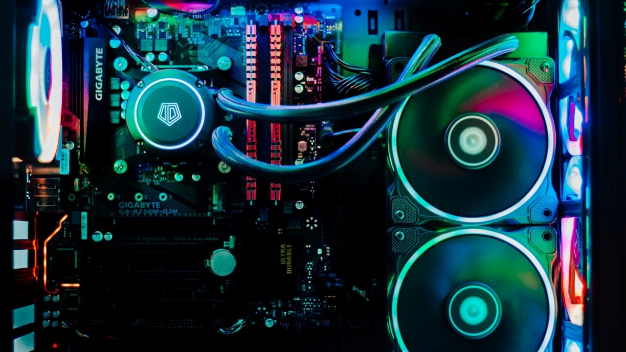 32 GB RAM-u i RTX 4060 dominują w lutowej ankiecie Steam. Windows 10 zaliczył niespodziewany powrót, źródło grafiki: Tai Bui; Unsplash.com; 2021.