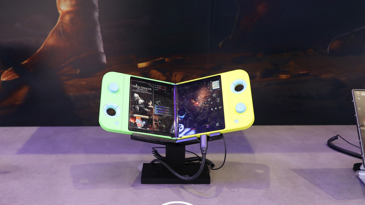 Samsung pójdzie na podbój rynku mobilnego gamingu? Firma zaprezentowała składanego handhelda, źródło grafiki: Samsung Display.