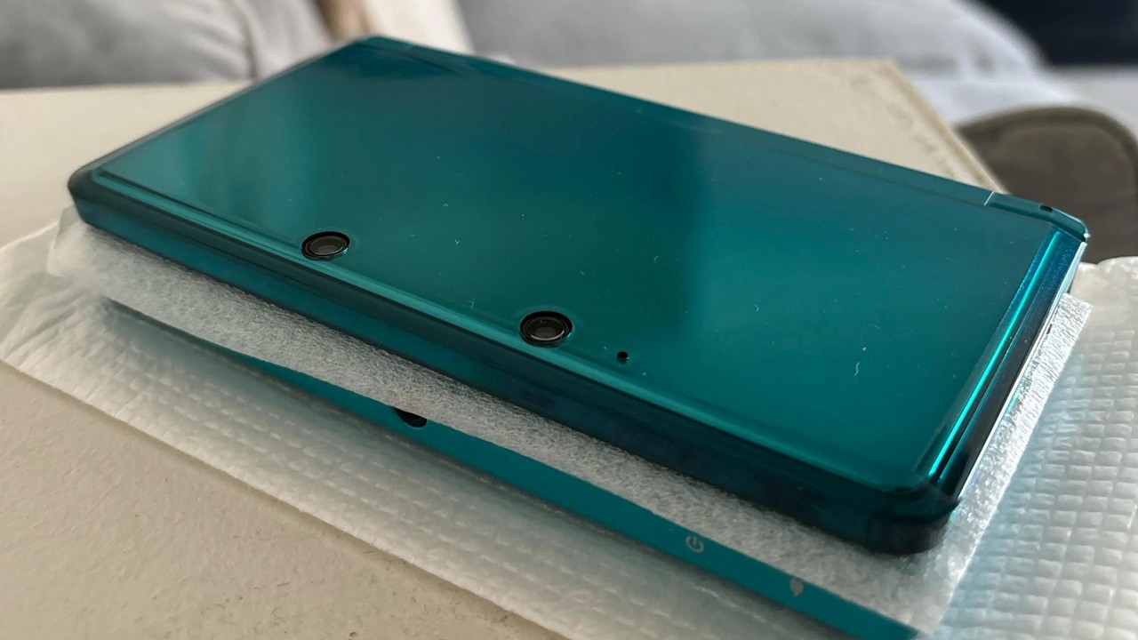 Szczęściarz wysyła swoje stare konsole 3DS do naprawy i otrzymuje od Nintendo dwie zupełnie nowe - w tym edycję limitowaną, źródło grafiki: u/Dependent-Fox-4018 | Reddit.