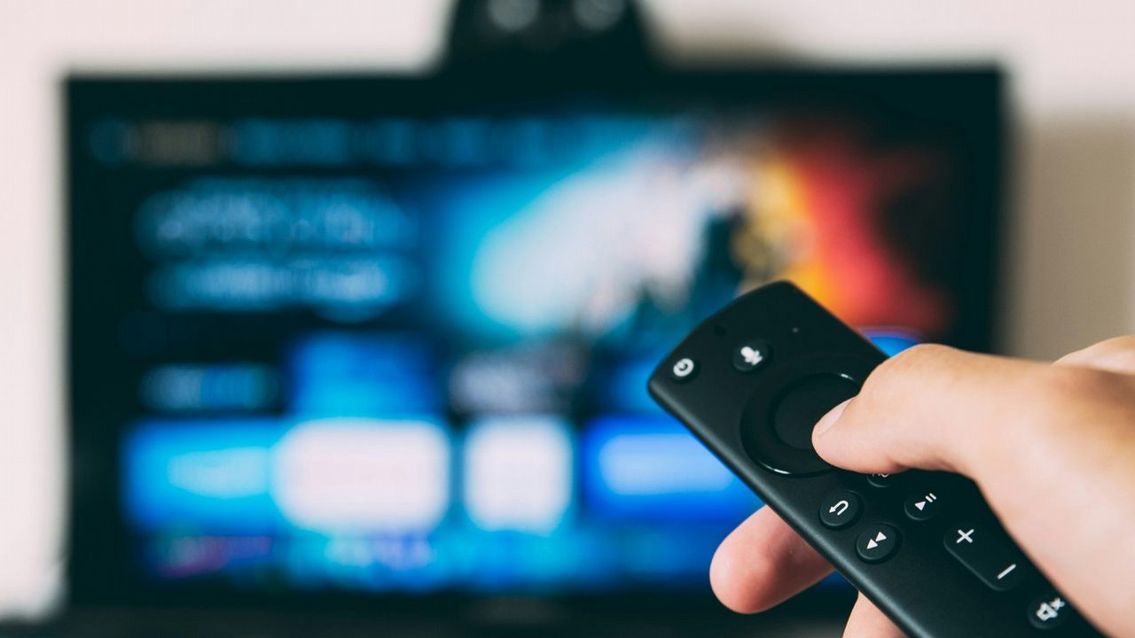 Netflix użył AI do poprawienia jakości serialu z lat 80., ale na efekt ciężko się patrzy. Bloger wytyka błędy w nowej wersji, źródło grafiki: Unsplash.com / Glenn Carstens-Peters / 2019.