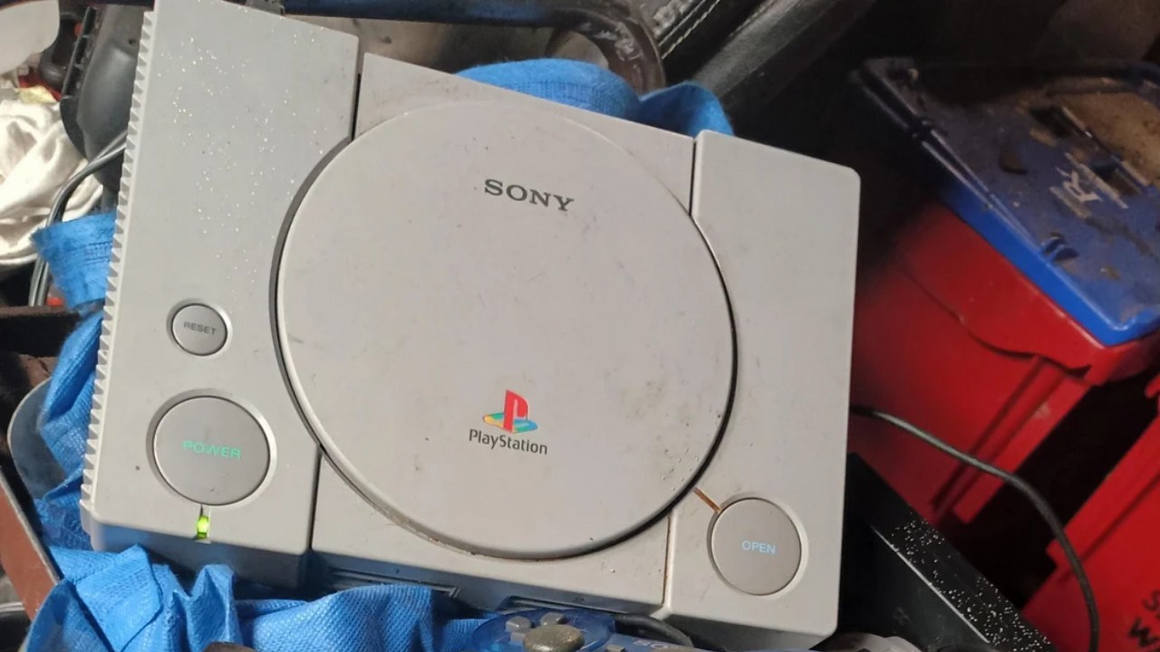 Gracz znajduje PlayStation z kontrolerami w koszu na śmieci i ma farta, bo wciąż działa, źródło grafiki: Reddit.