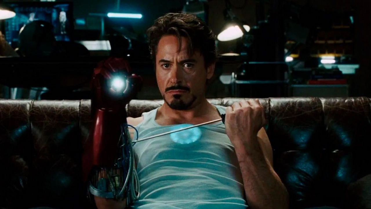 Robert Downey Jr. jeszcze nie wszedł na plan Avengers 5, a rola Doktora Dooma już go „pochłania”. „Rozpisuje całą przeszłość” złoczyńcy Marvela, źródło grafiki: Iron Man, Jon Favreau, Marvel, 2008.