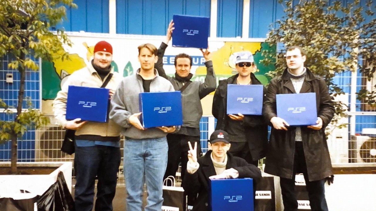 Fan PlayStation kupił PS2 na premierę 25 lat temu - przeleciał ponad 10 000 kilometrów i czekał 26 godzin przed sklepem, źródło grafiki: YomReddit | Reddit.