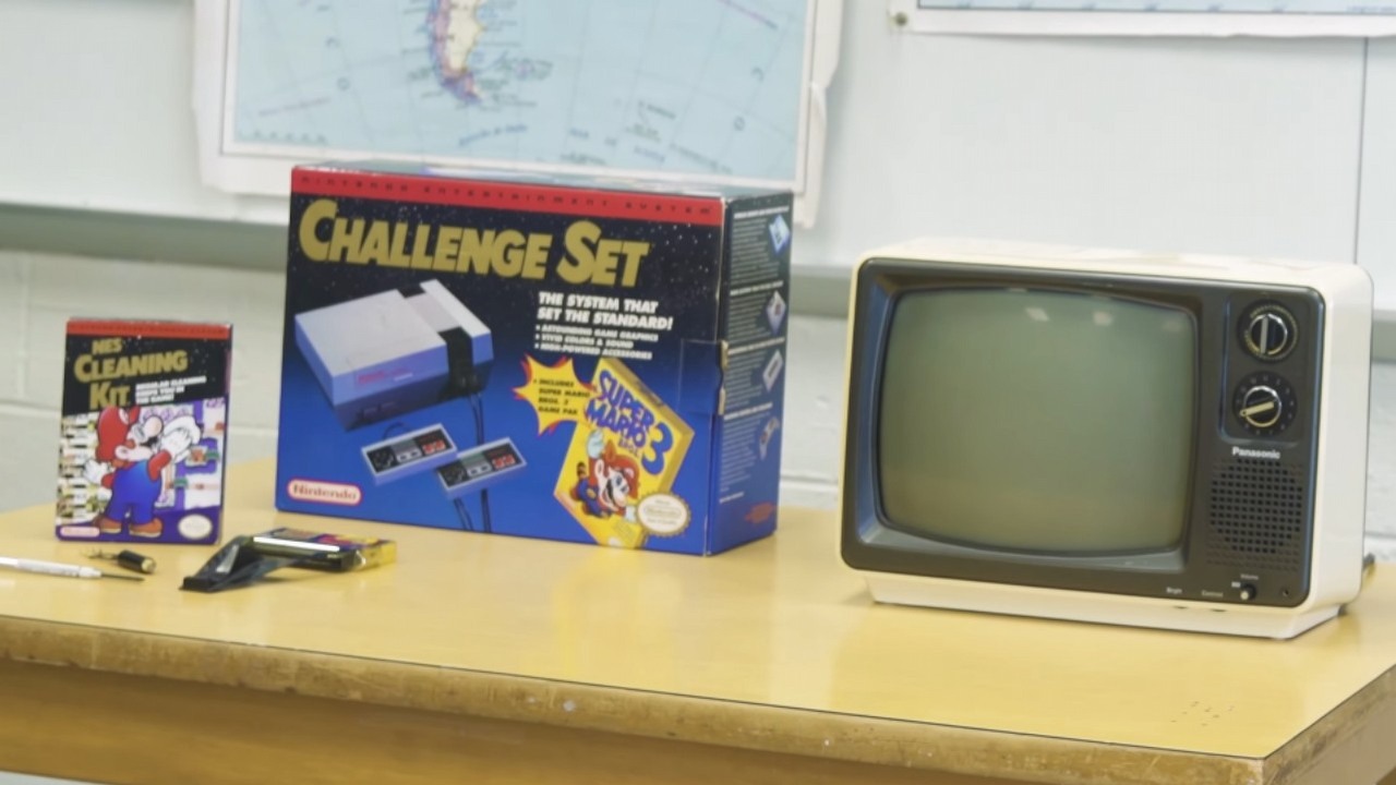 Nauczyciel rzucił uczniom nietypowe wyzwanie: musieli podłączyć klasyczną konsolę do starego telewizora, źródło grafiki: YouTube: Big Bet Gaming; 2025.